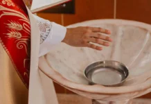 Những Câu Hỏi Về Phụng Vụ: Nước Thường Được Thêm Vào nước Phép Thì Nước Ấy Còn Là Nước Phép Không?